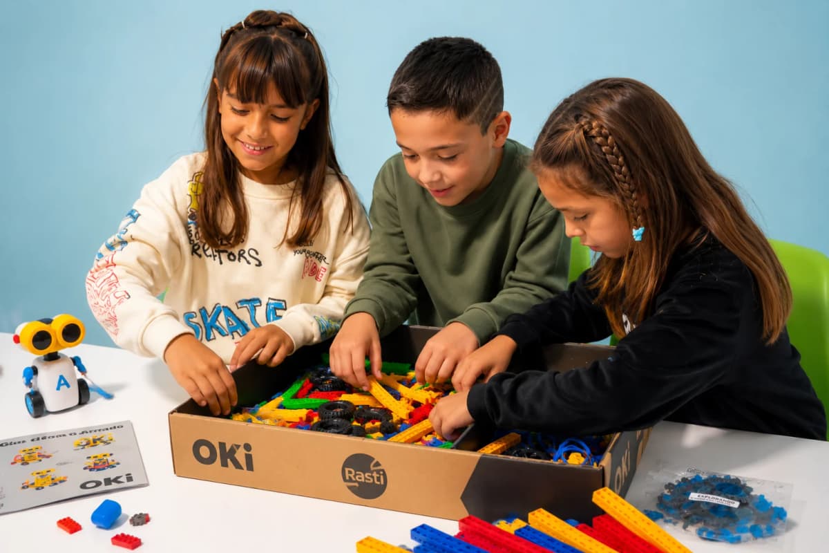 Alumno aprendiendo robótica y programación